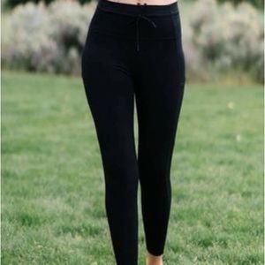 ZYIA Black drawstring pocket luxe 7/8 length size 8/10